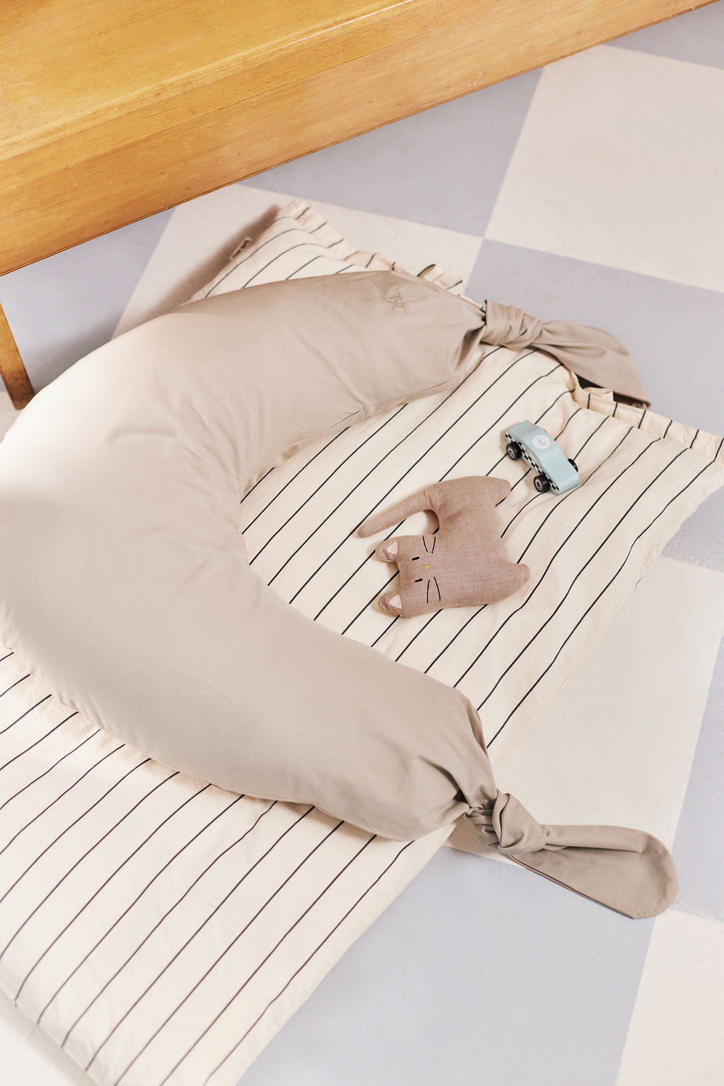 Dear April Nursing Pillow with Long Straps Little Mouse