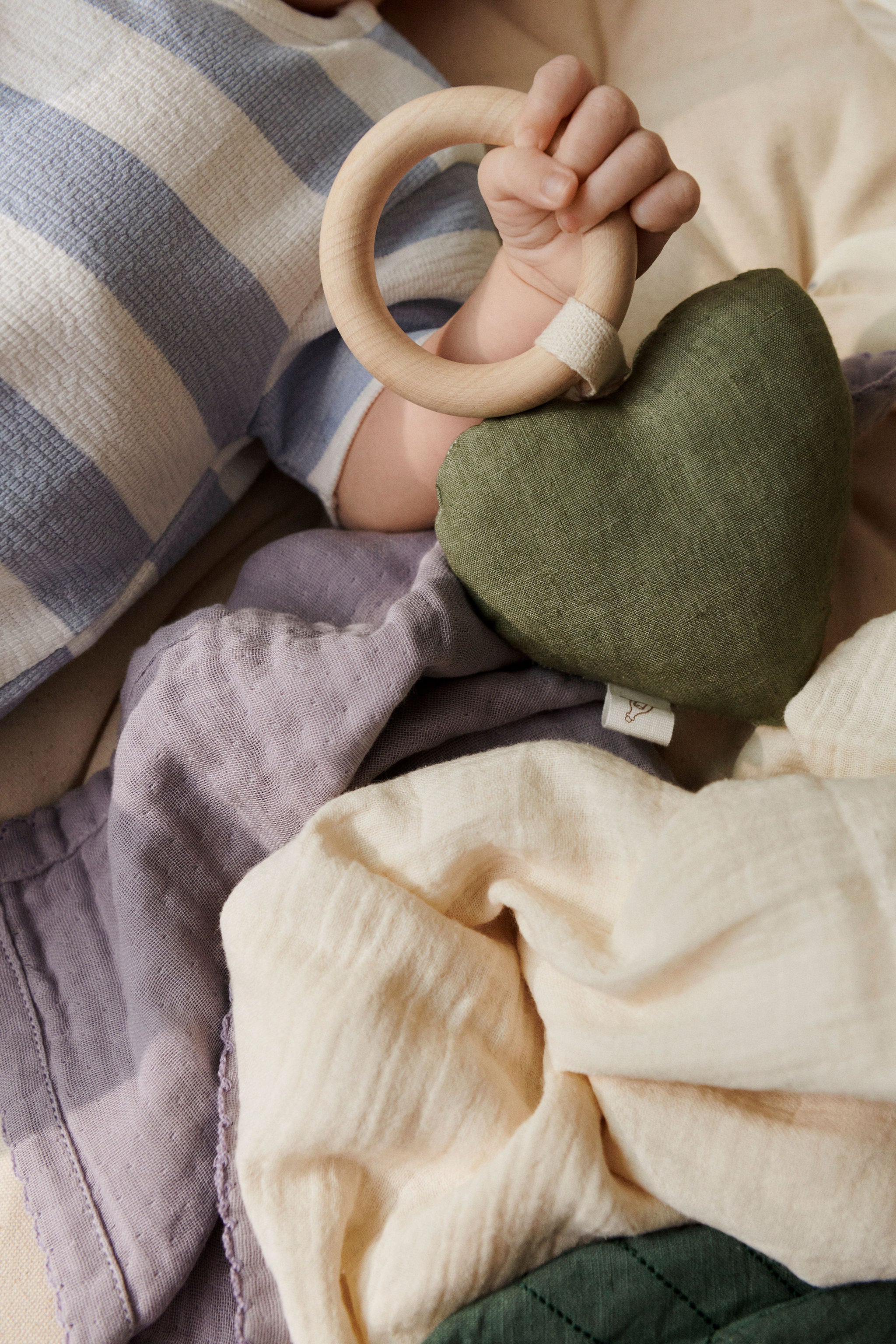 Dear-April-Lara-Heart-Rattle-6-112-00-Forest-green