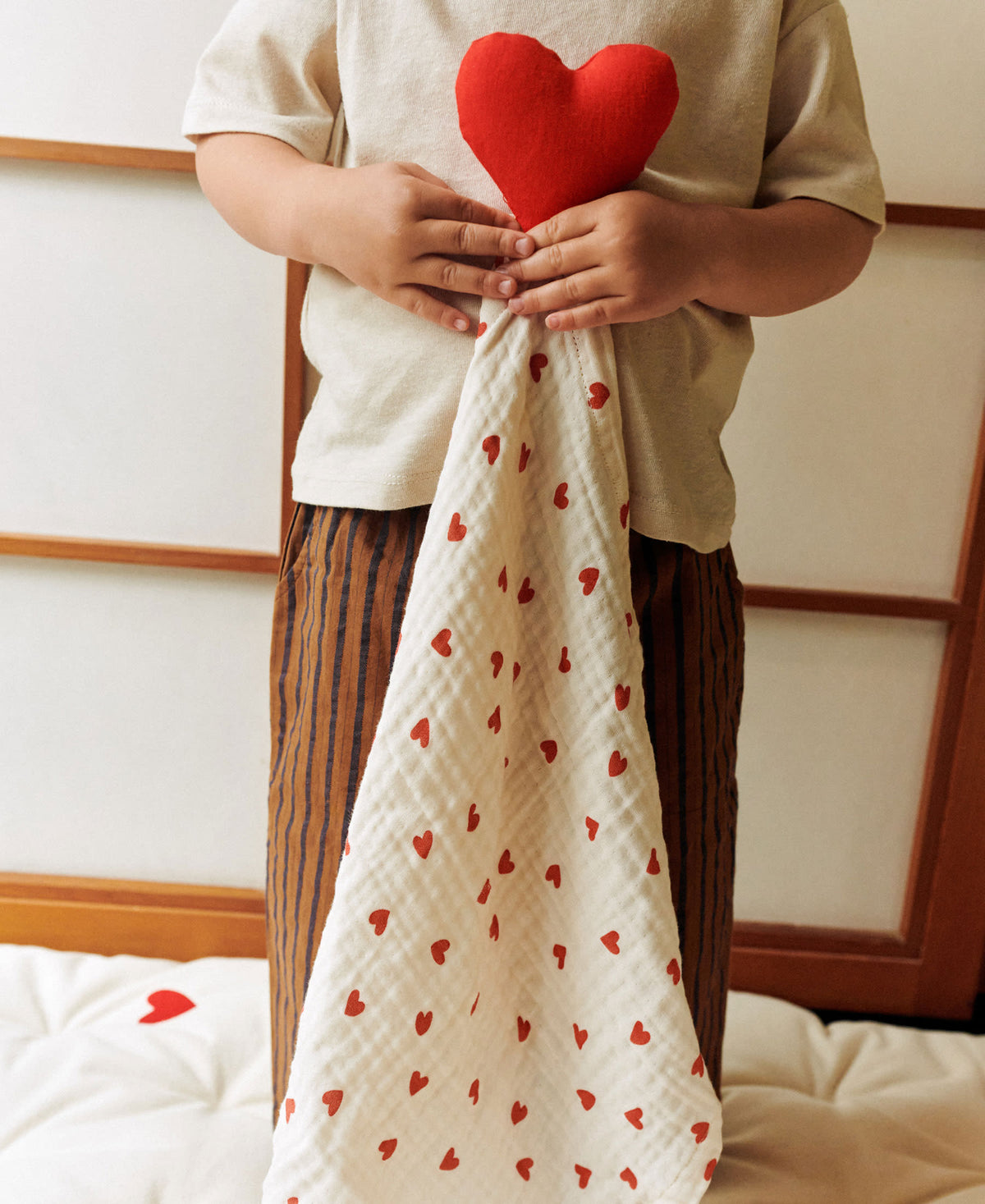 Dear April Kuscheltuch Aura mit kleinem roten Herz zum Greifen