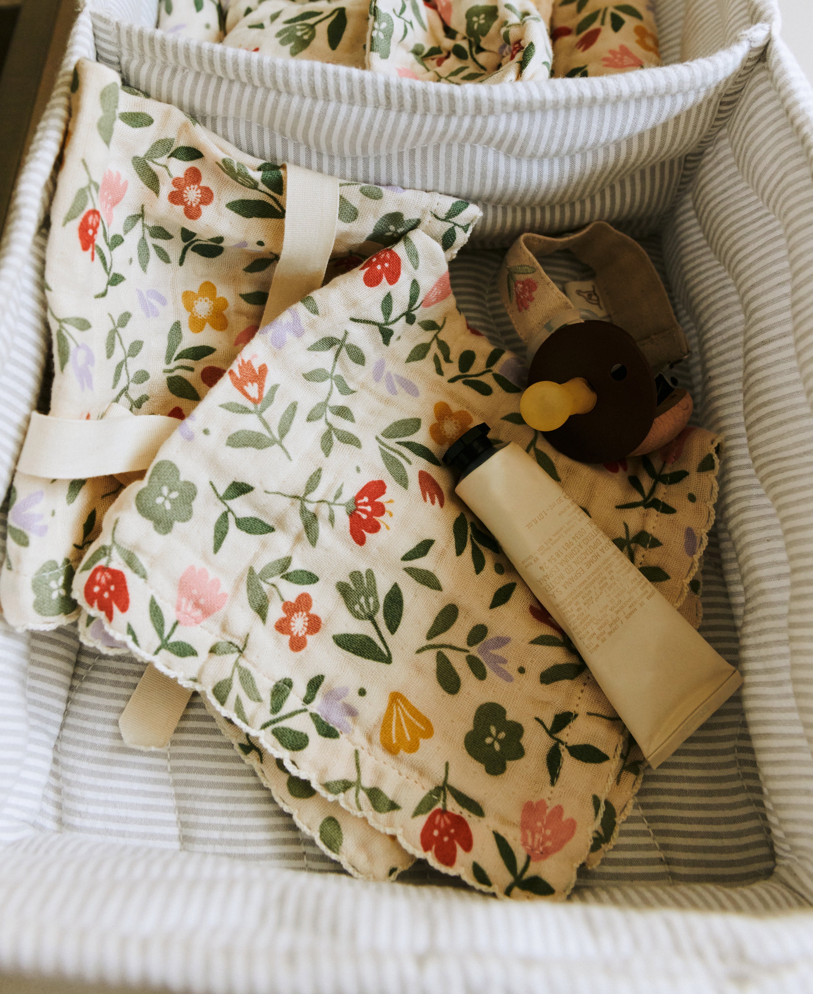 Bio und GOTS zertifizierte Musseline Waschtücher mit Blumen von Dear April für Babies und Kleinkinder.