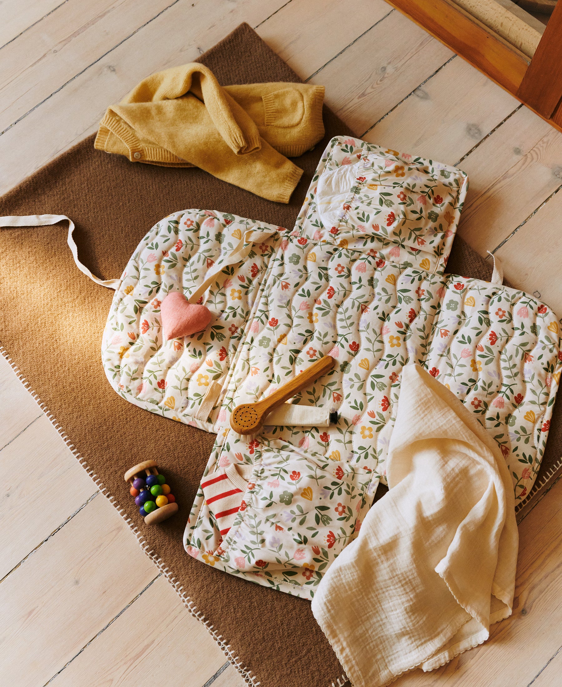 Faltbare Wickelunterlage für Babys im Flower-Market-Design