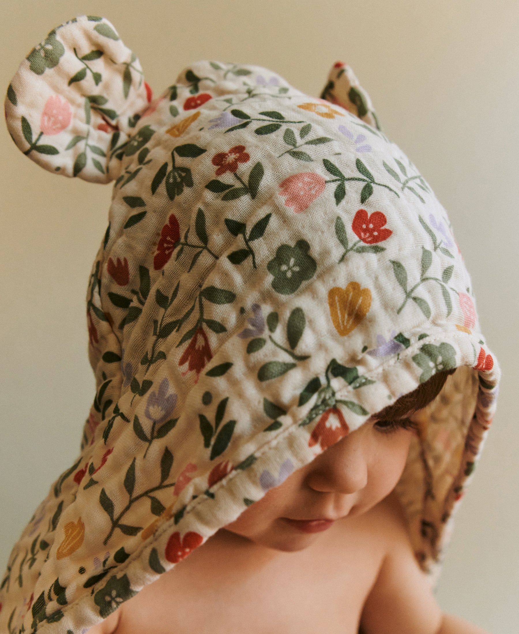 Baby Kapuzenhandtuch Balou von Dear April im Flower Market Design