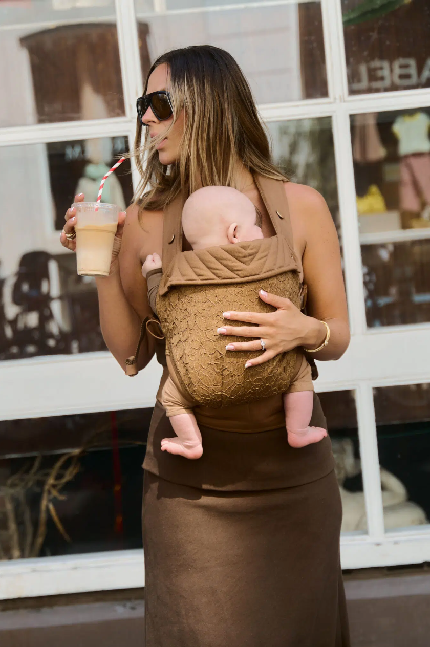 KAS Kopenhagen MIO Babytrage Braun mit Spitze im Detail