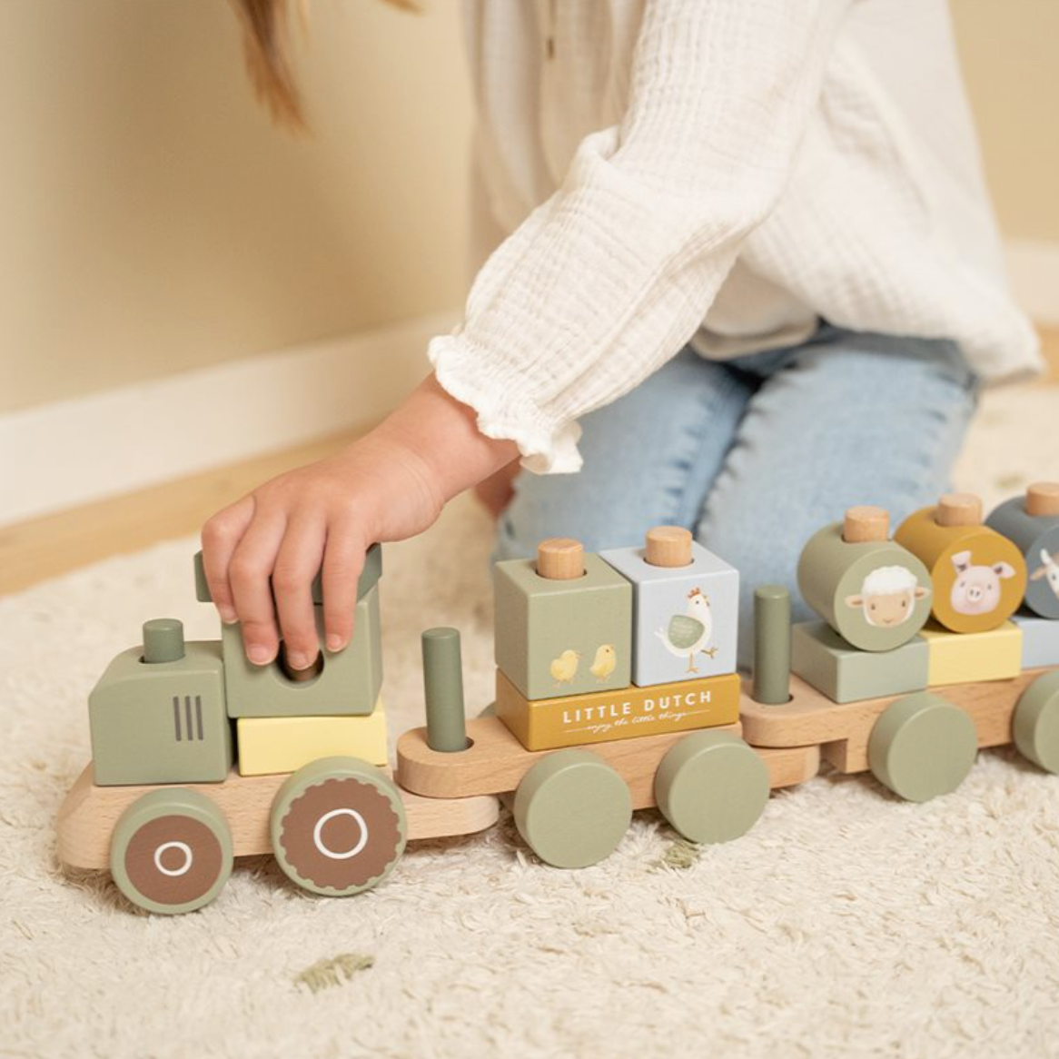 Little-Dutch-Eisenbahn-mit-Steckformen-Traktor-Little-Farm-FSC-LD7154-1
