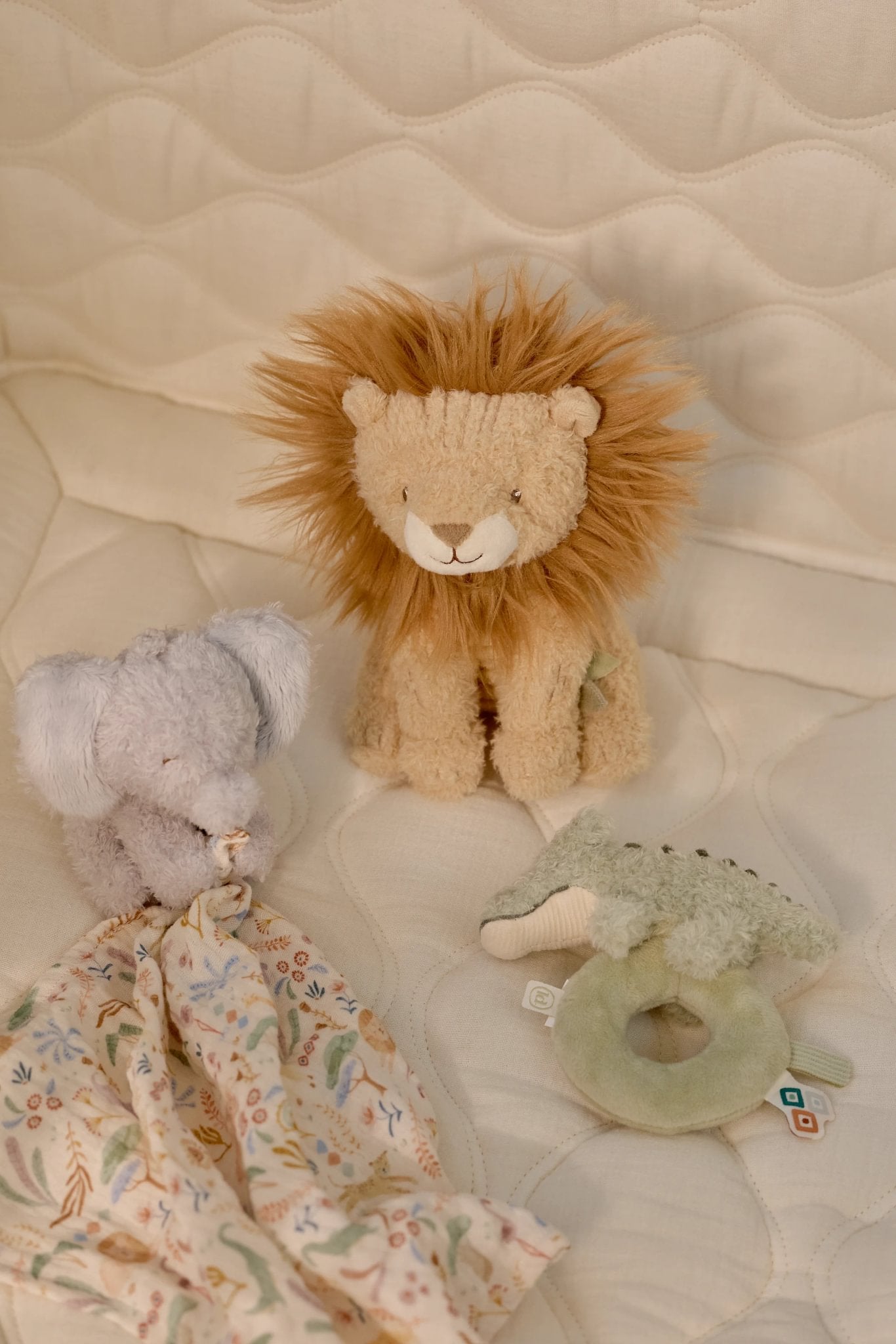 Baby Geschenkset mit Kuscheltier und Rassel von Little Dutch