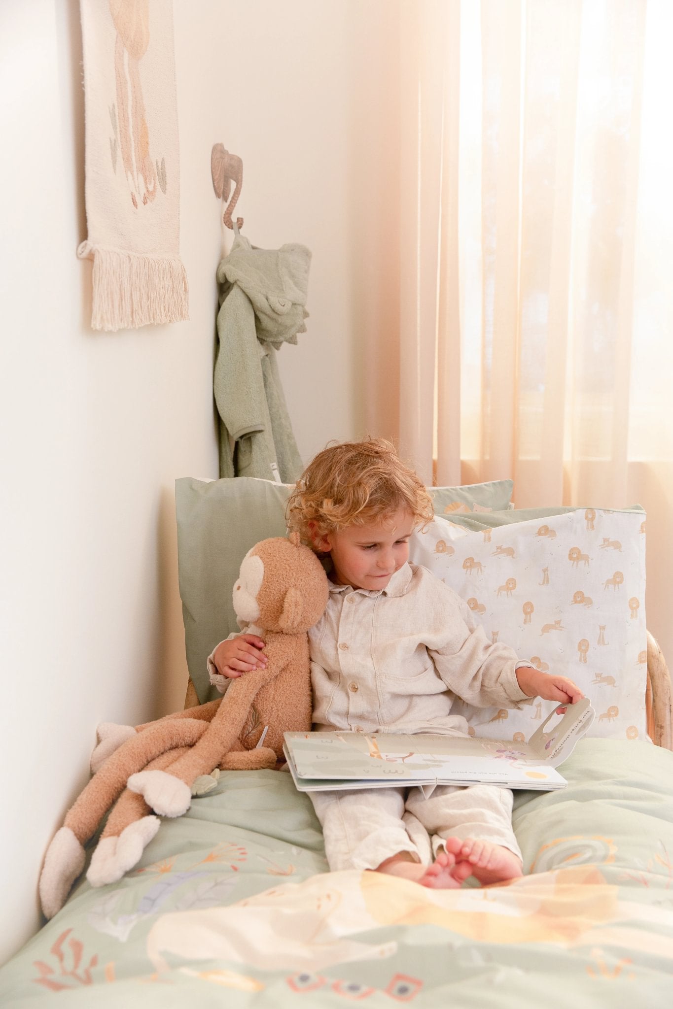 Kind mit Kuscheltier Affe XL von Little Dutch im Arm.
