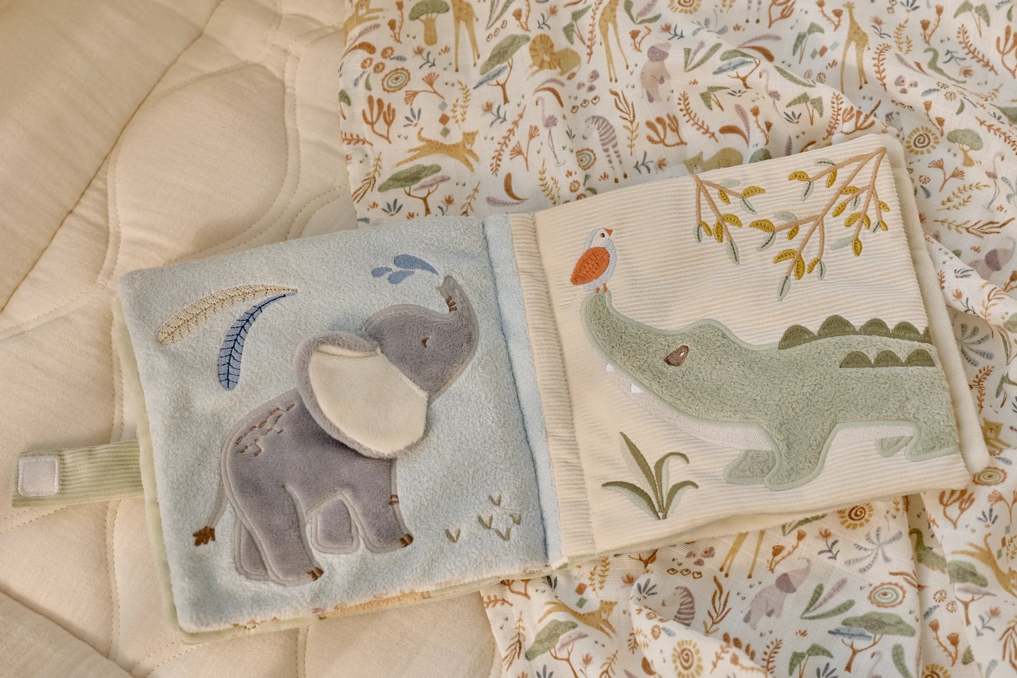 Weiches Stoffbuch mit Safari-Motiven von Little Dutch