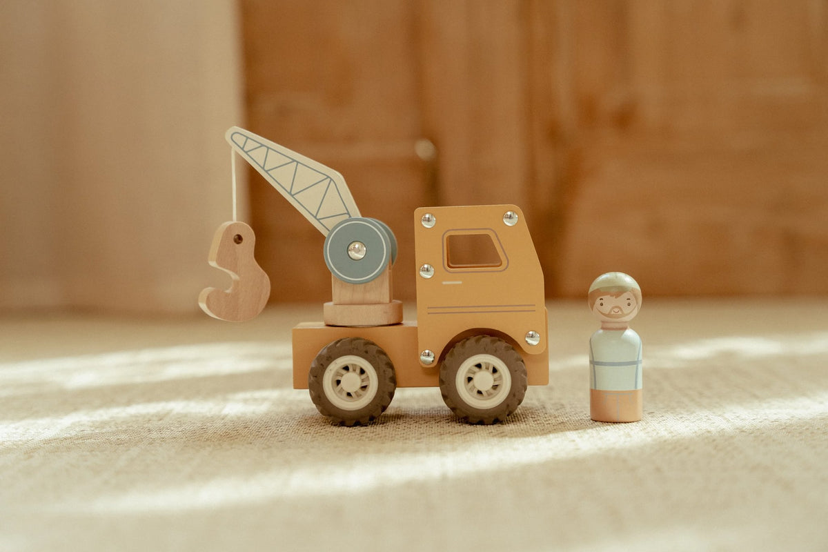 Gelber Holzkran von Little Dutch mit Bauarbeiterfigur und Gummirädern