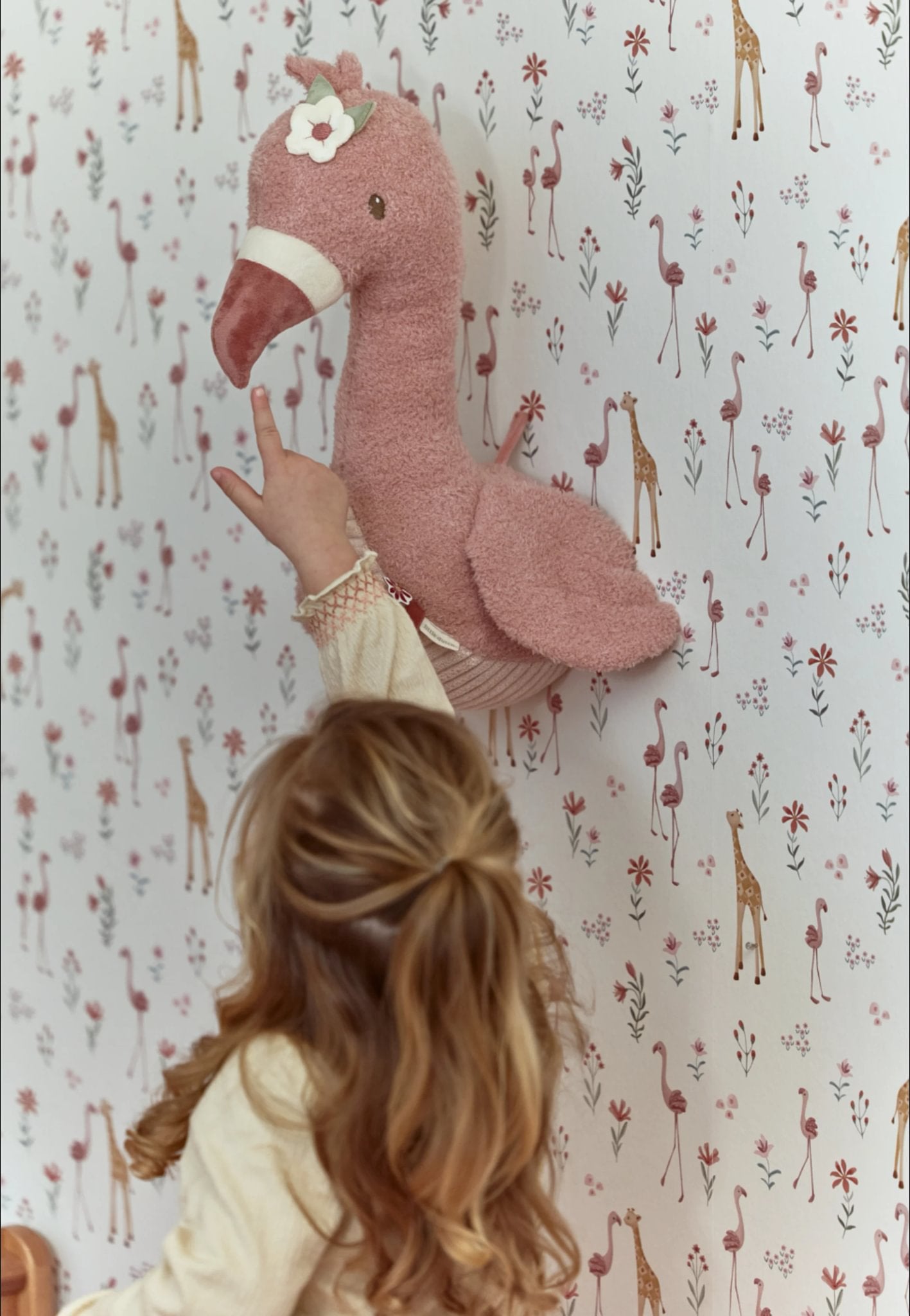 Rosa Flamingo Tierkopf von Little Dutch an der Wand montiert mit Kind