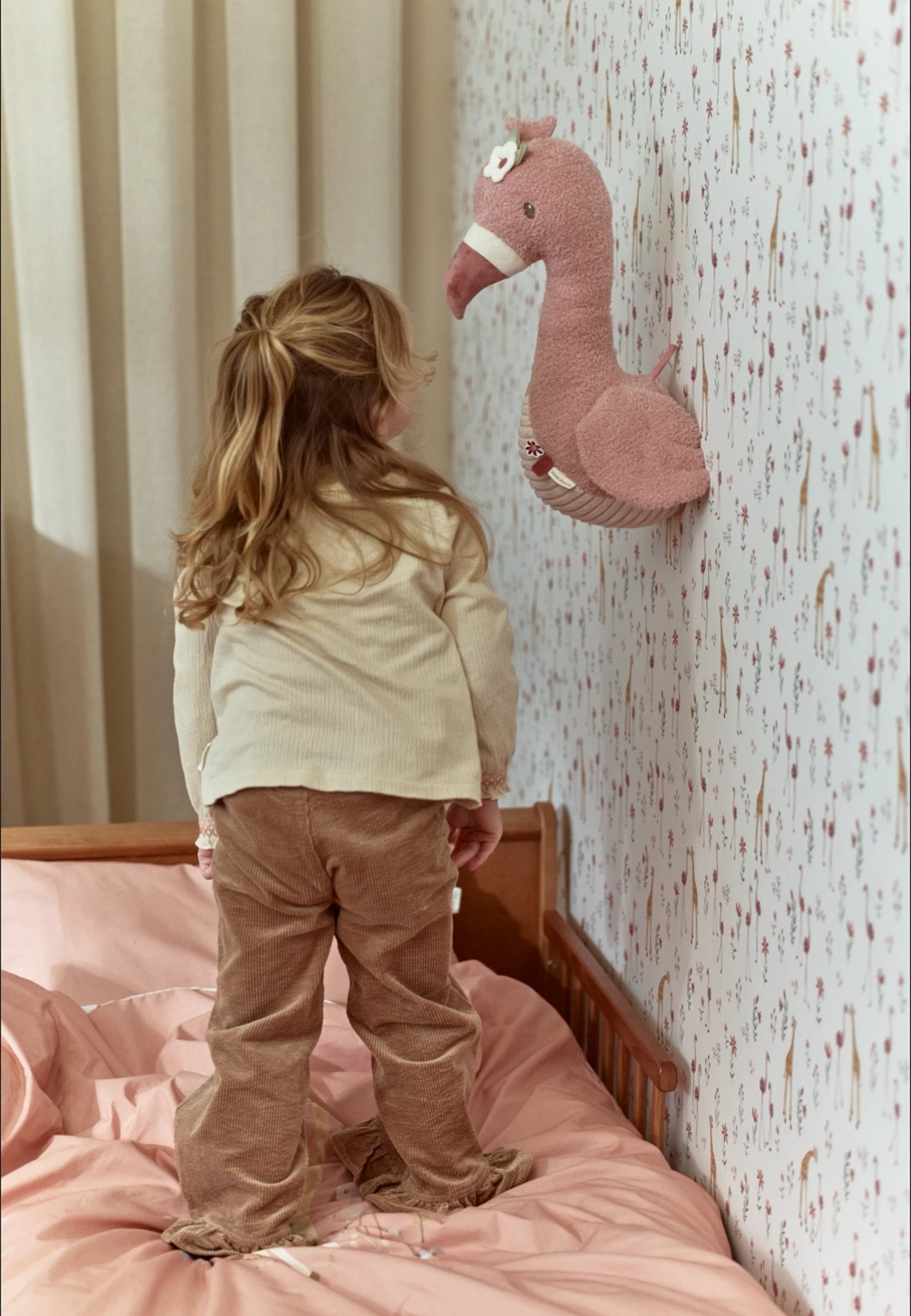 Rosa Flamingo Tierkopf von Little Dutch im skandinavisch eingerichteten Kinderzimmer
