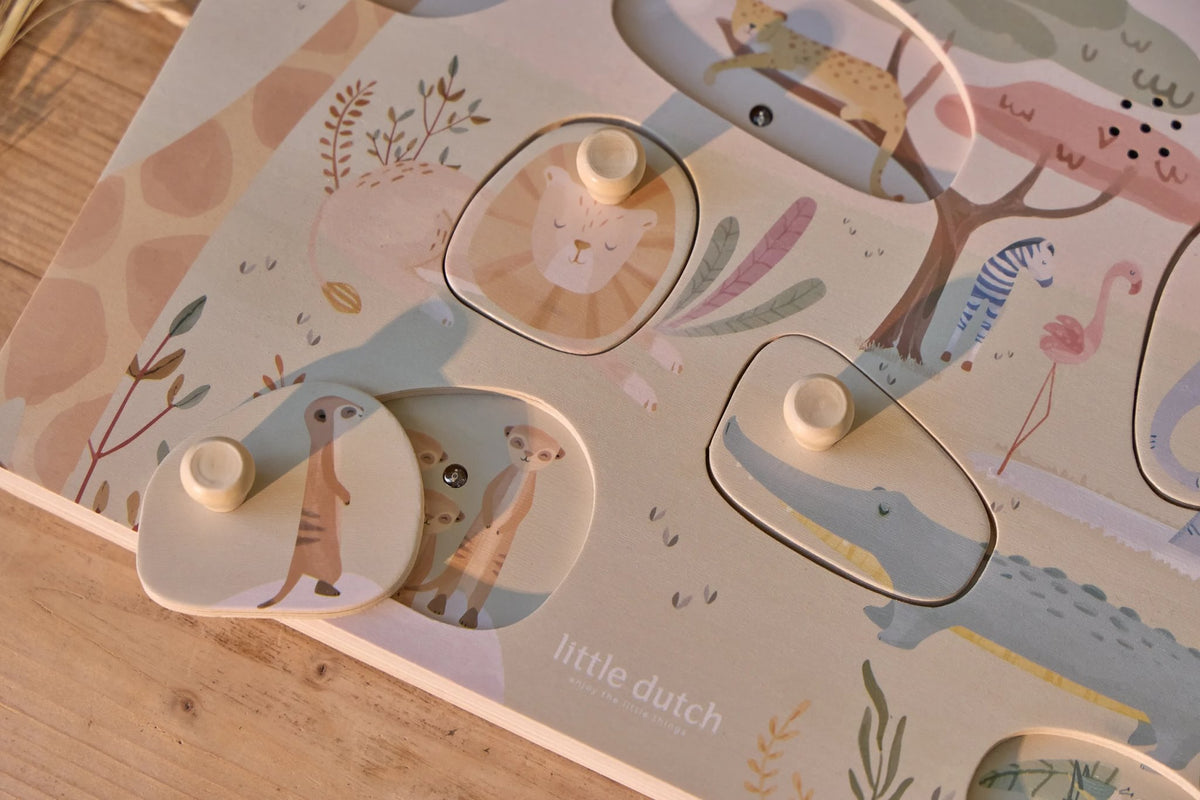 Kind entdeckt Tiergeräusche mit dem hölzernen Klangpuzzle Safari Friends von Little Dutch