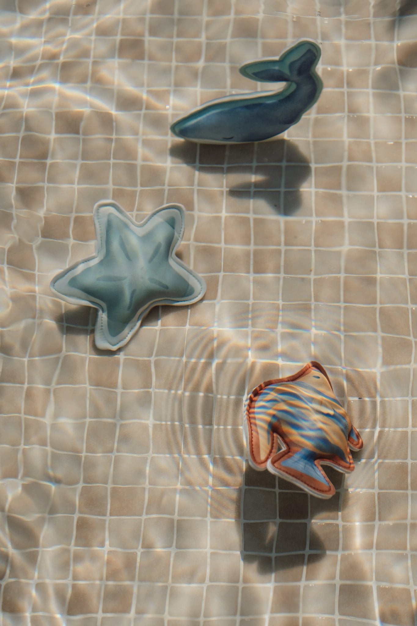 Detailansicht der drei sinkenden Little Dutch Tauchfiguren Ocean World