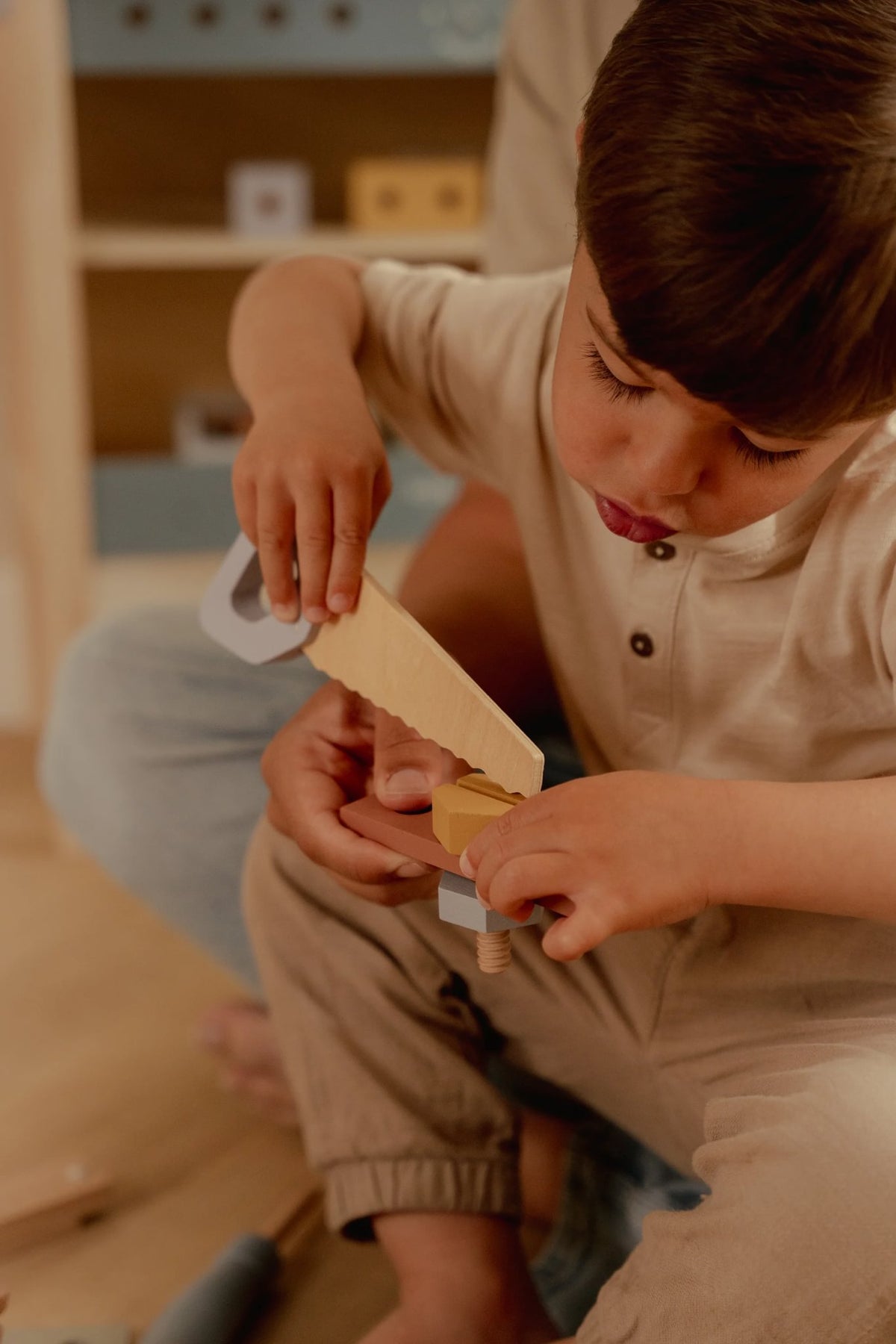 Blauer Holz-Werkzeugkasten von Little Dutch, der auch als Hammerbank verwendet werden kann