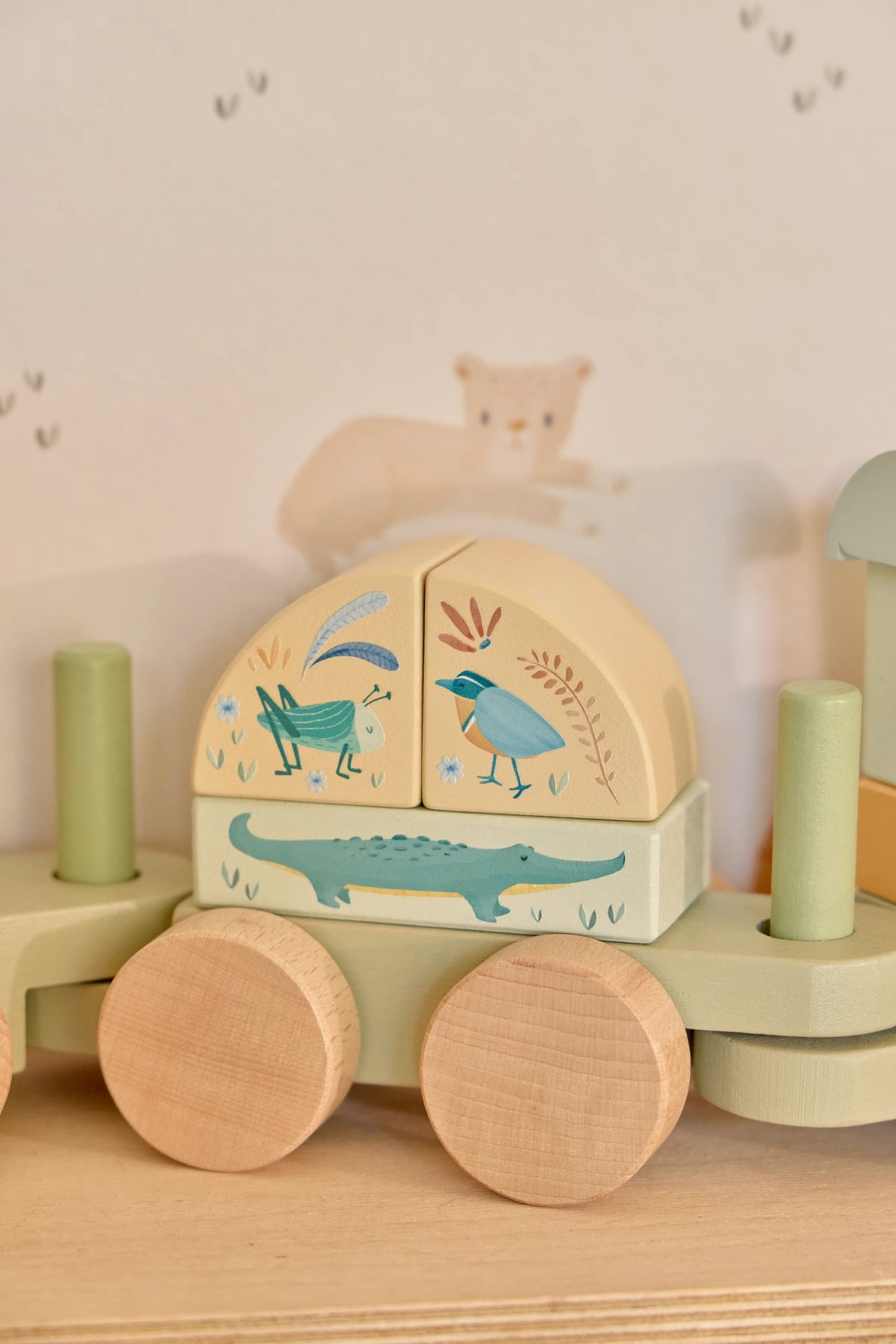 Detailansicht der Holzeisenbahn mit Steckformen von Little Dutch