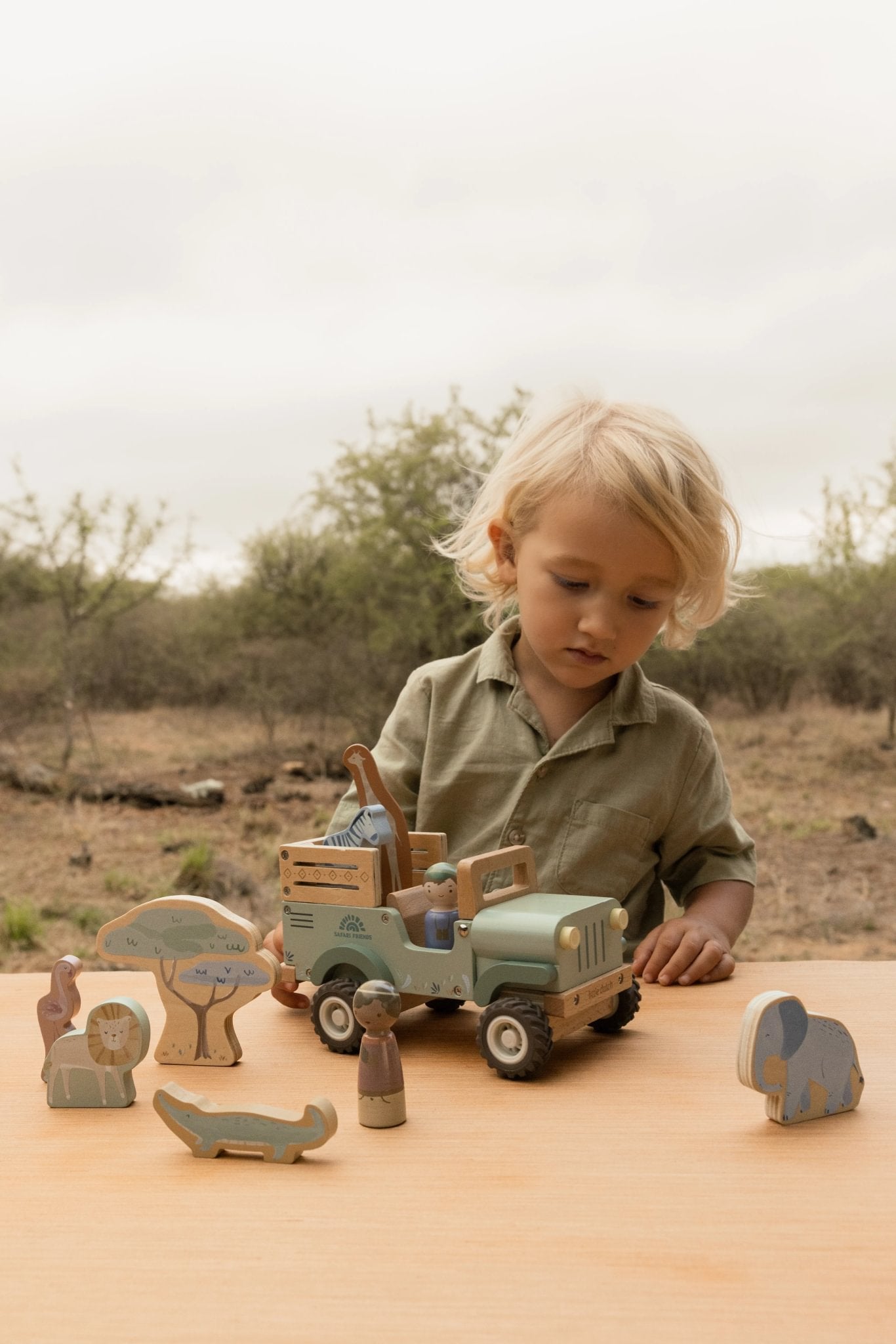 Holzauto Safari Friends von Little Dutch mit Safari-Tieren und Rangern