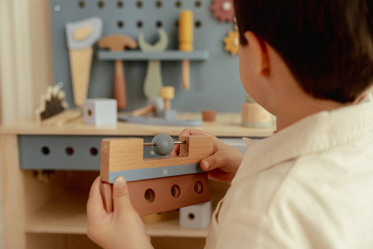 Kind spielt mit der Wasserwaage und Holzwerkbank von Little Dutch