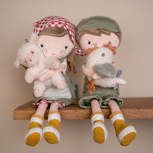 Die fröhliche Kuschelpuppe Rosa von Little Dutch trägt ein kleines Schaf im Arm und zeigt jedem Kind gerne ihren Bauernhof! Sie trägt ein süsses Kleid, Kopftuch und Stiefel.
