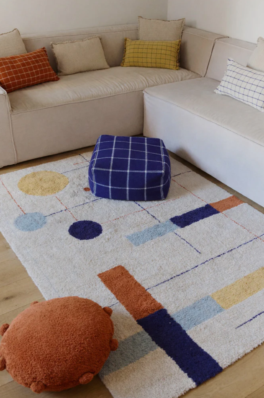 Waschbarer Teppich mit geometrischem Muster von Lorena Canals. Ideal für Wohnzimmer, Kinderzimmer und Schlafzimmer.