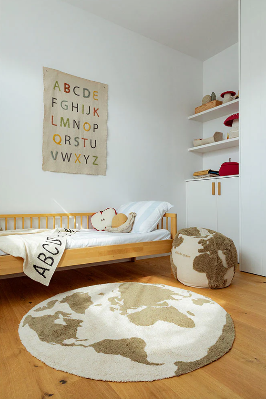 Handgefertigter Kinderzimmer Teppich in Form einer Weltkarte aus recycelter Baumwolle