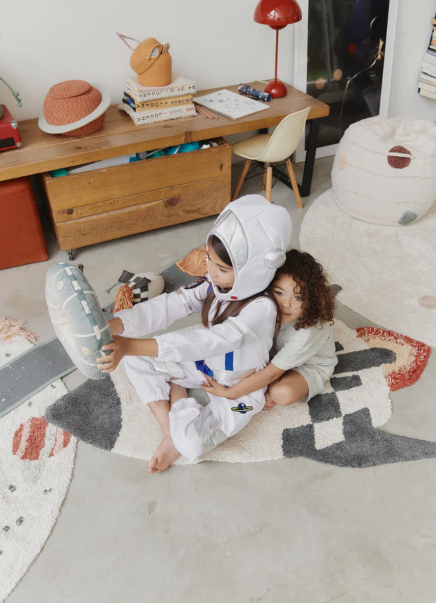 Nachhaltiger Spielteppich in Raketenform für Kinderzimmer
