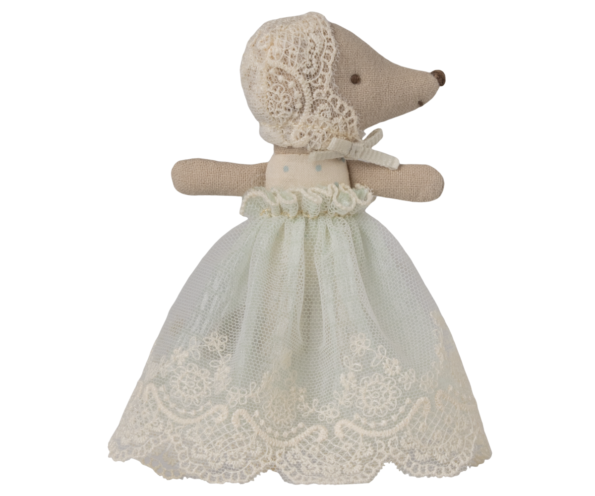 Maileg Babymaus im Taufkleid mit offenen Augen und Häubchen, detailreiches Stoffmäuschen aus Baumwolle, 11 cm groß.