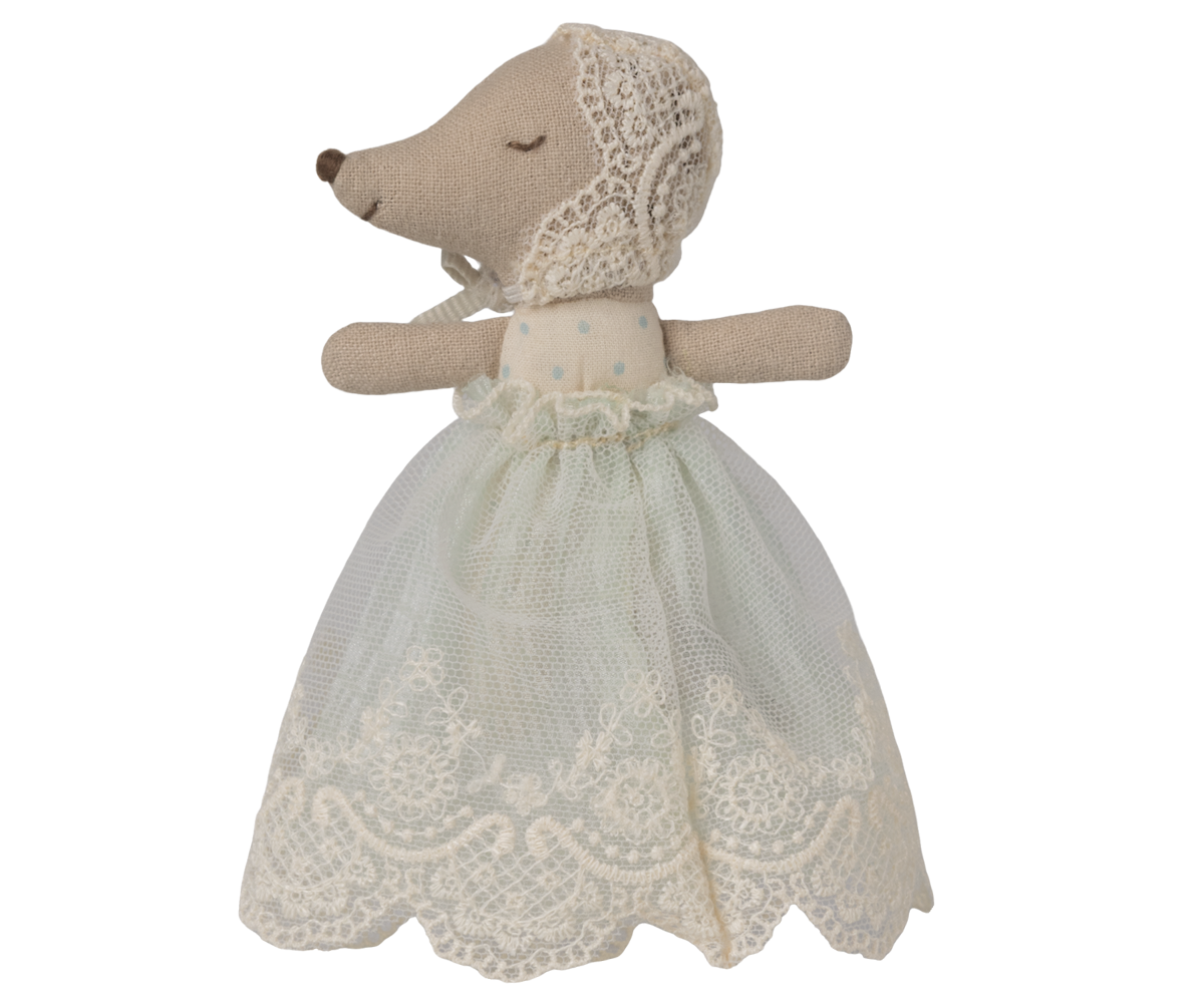 Maileg Babymaus im Taufkleid mit geschlossenen Augen und Häubchen, liebevoll gestaltetes Stoffspielzeug aus Baumwolle, 11 cm groß.