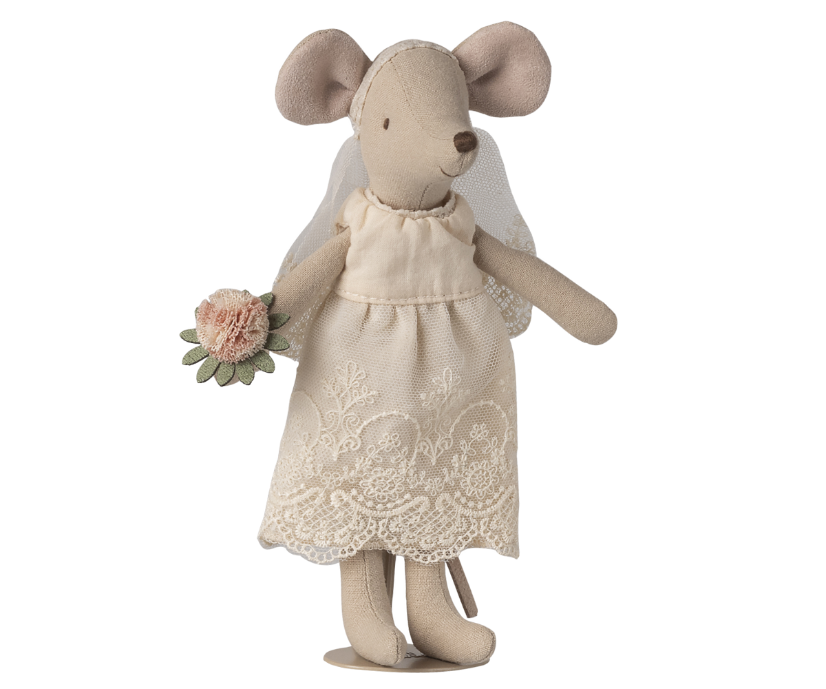 Maileg Brautmaus im weißen Kleid mit Spitzen-Schleier und Blumenstrauß, detailreiche Stoffmaus in Geschenkbox.