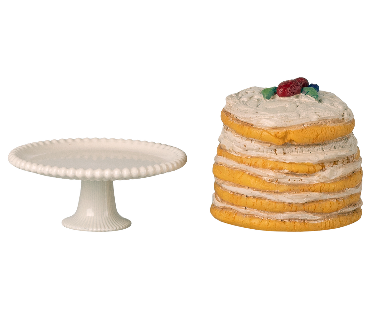 Der Maileg Kuchenständer und Kuchen für die Mäuse passt perfekt ins Mäusehaus von Maileg.