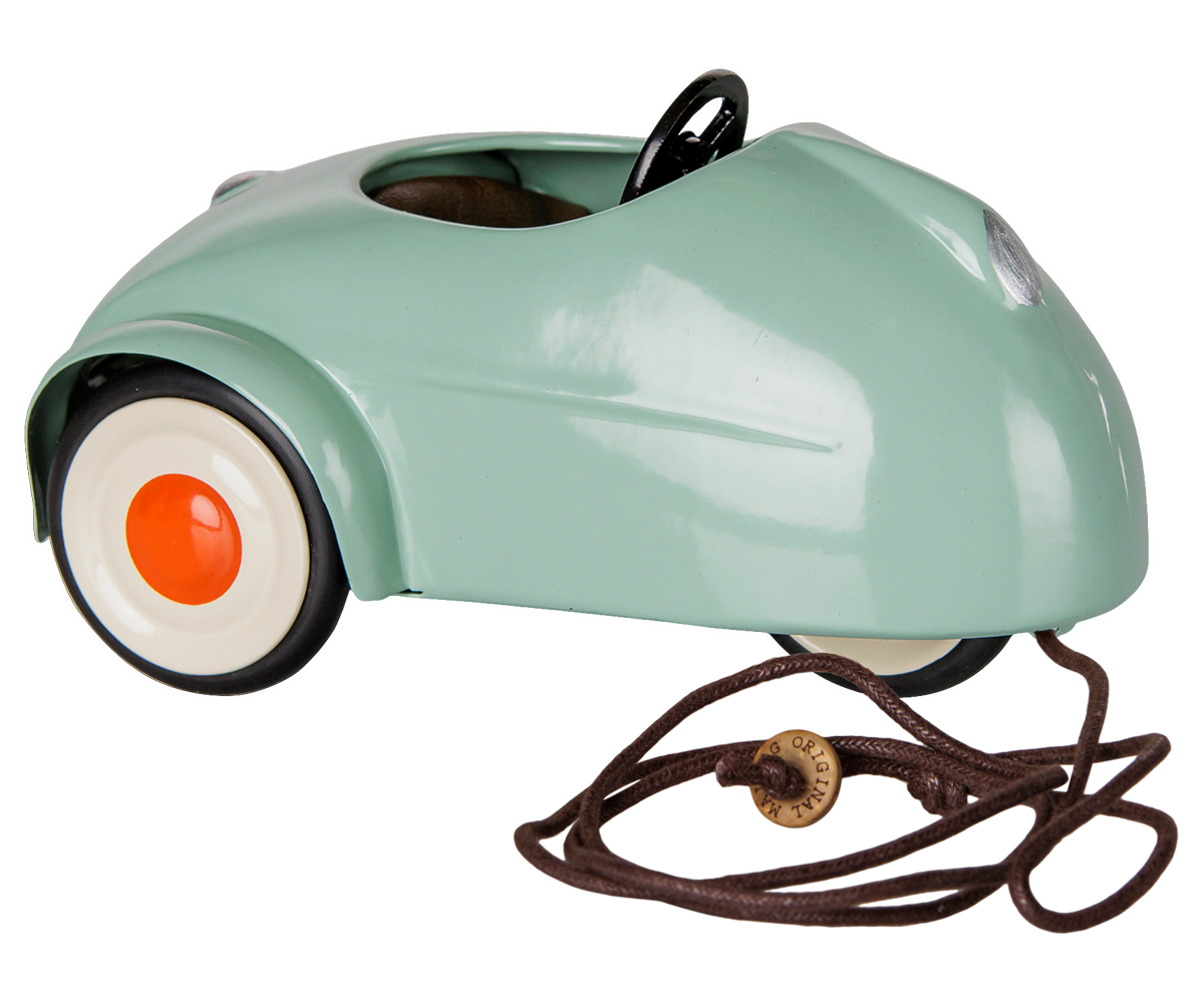 Maileg Maus Auto aus Metall mit Zugschnurr - Accessoire für die Mäuse und das Puppenhaus von Maileg.