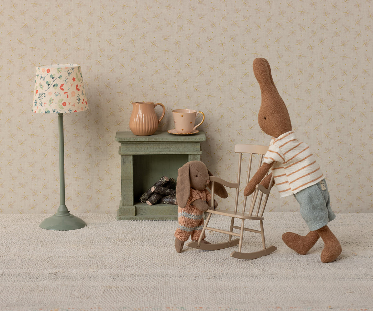 Miniatur Schaukelstuhl von Maileg im skandinavischen Design für House of Miniature Puppenhaus.