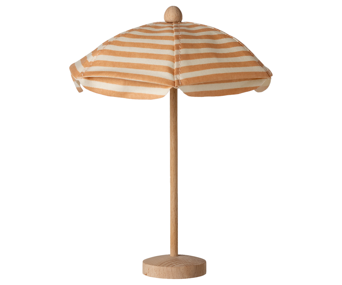 Zauberhafter Maileg Sonnenschirm für die Mäuse und das Mäusehaus. So können die Mäuse den Sommer geschützt an der Sonne und am Strand verbringen.