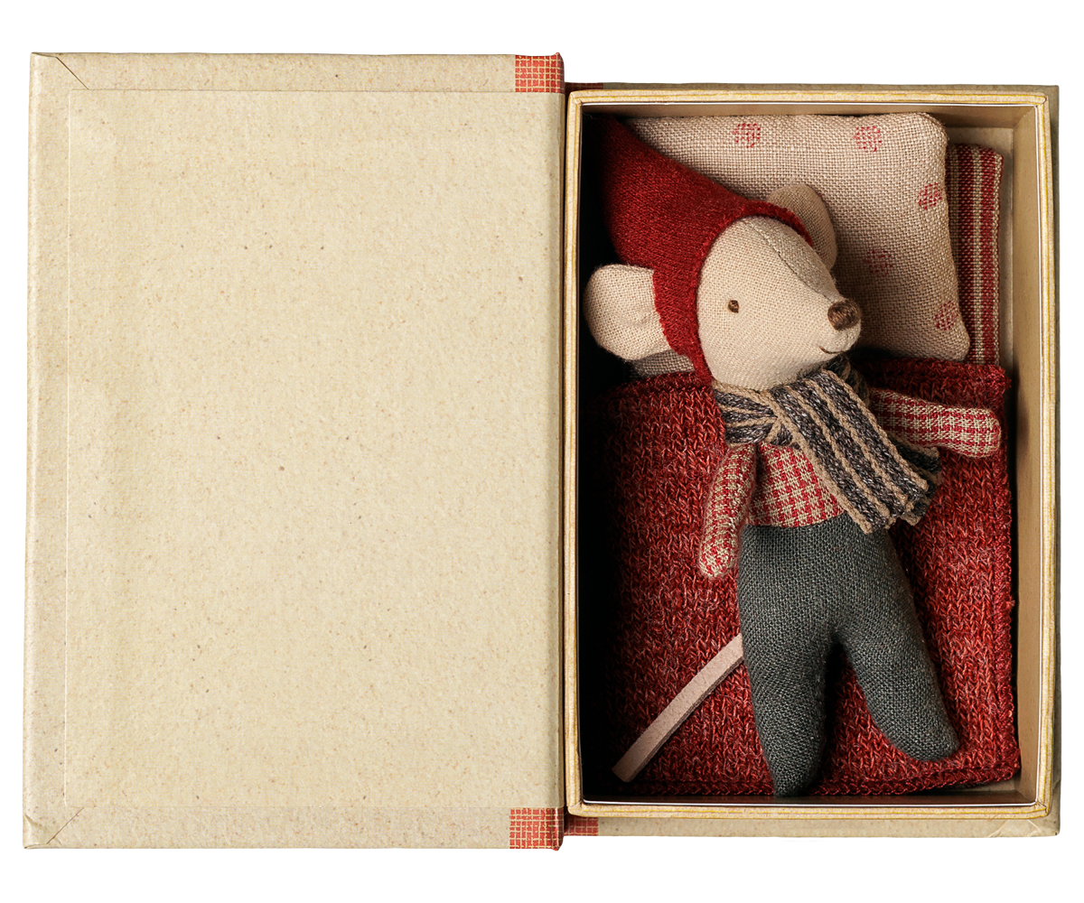 Maileg Weihnachtsmaus mit weichem Bett im Buch