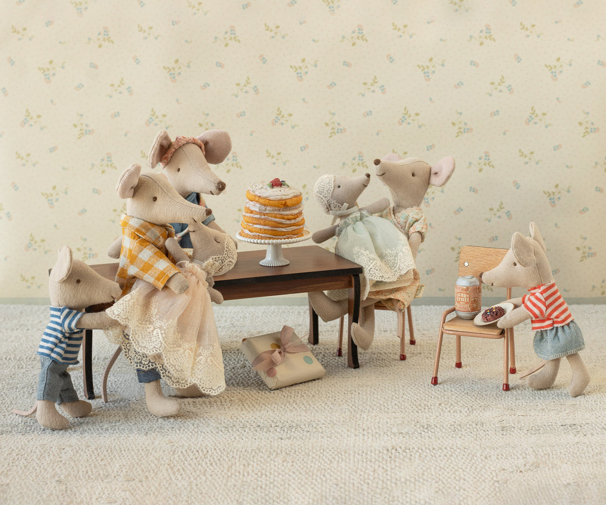 Maileg Mäusefest mit Babymaus im Taufkleid, kleine Stoffmäuse feiern gemeinsam eine festliche Szene, detailreiches Spielset aus Baumwolle.