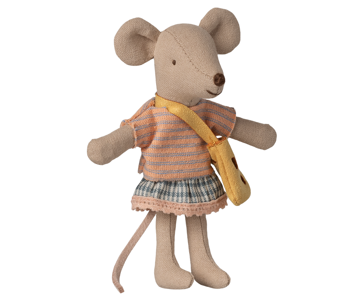 Kleine Schwester-Maus mit Tasche von Maileg in liebevoller Kleidung