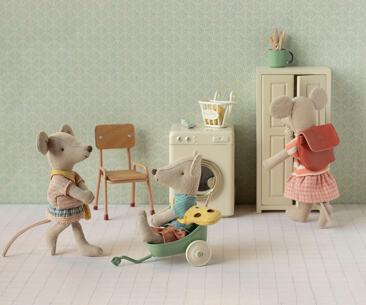 Maileg kleine Schwester-Maus mit Käsetasche für die Mäusewelt. Sie spielt mit ihrem kleinen Bruder und ihrer grossen Schwester Maus.
