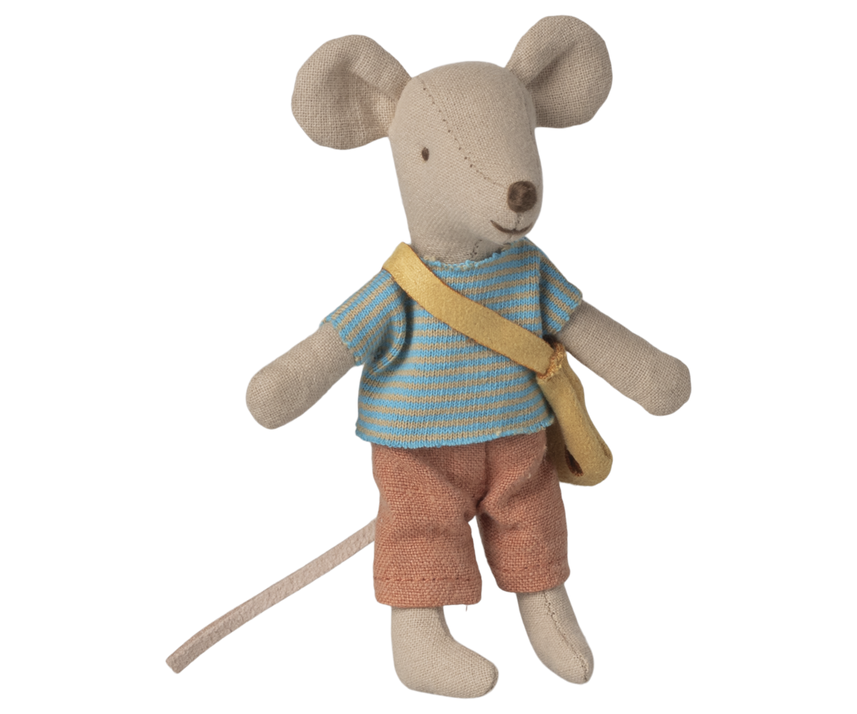 Kleine Bruder-Maus mit Tasche von Maileg in liebevoller Kleidung