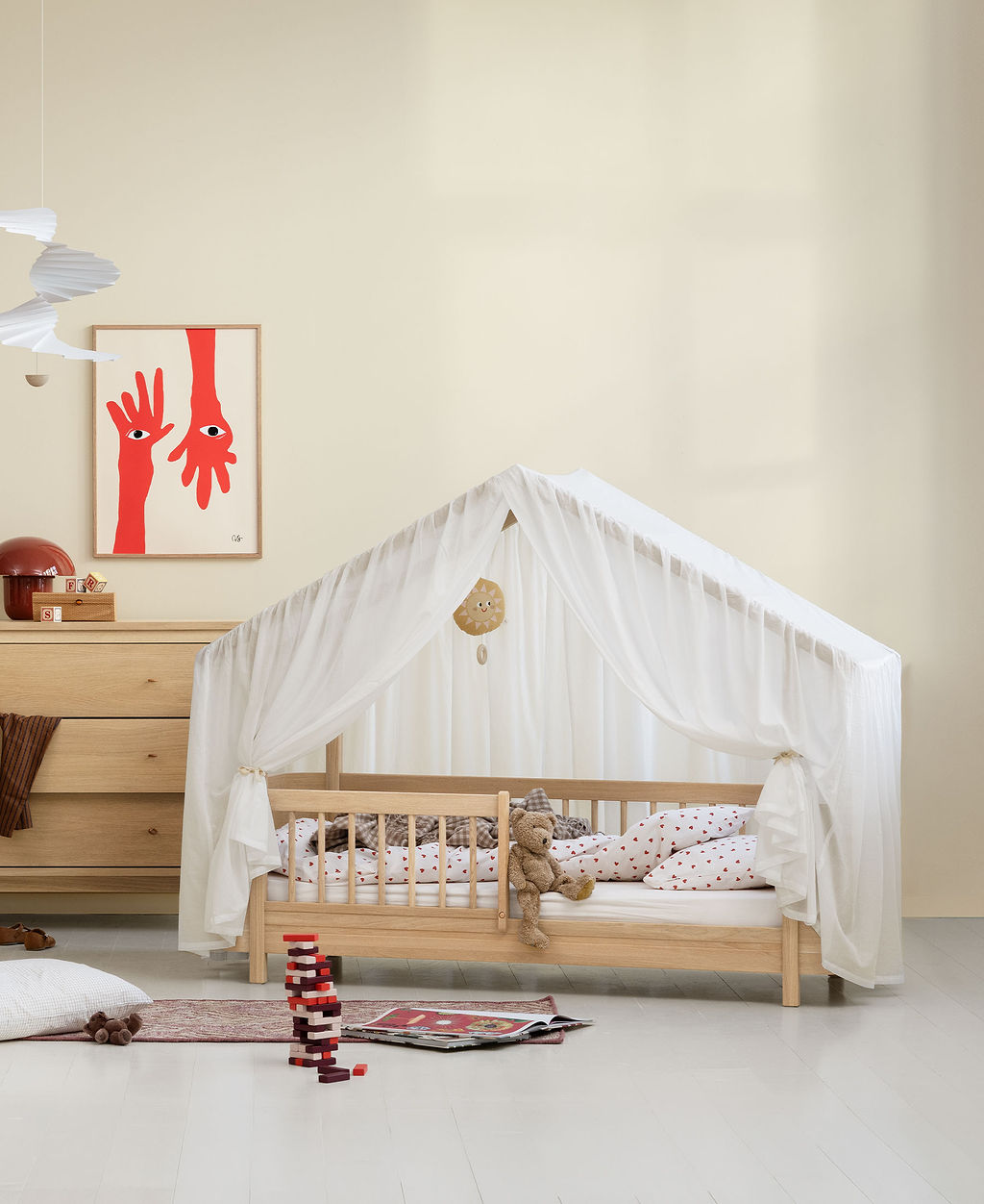 Kinder Hausbett von Oliver Furniture mit niedrigem Einstieg und Rausfallschutz für sicheren Schlaf
