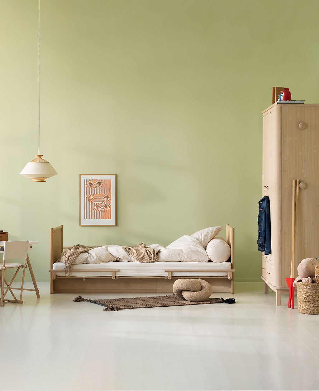 Camp Novel Bett in der Grösse 120x200cm mit Matratzenhalter seitlich und Wood Original Schrank in Eiche.