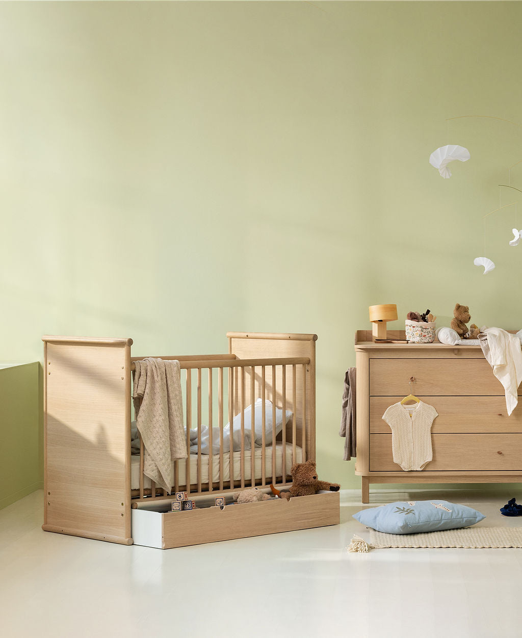 Camp Novel Babybett in Eiche mit Ausziehschublade und Oliver Furniture Kommode in Eiche.