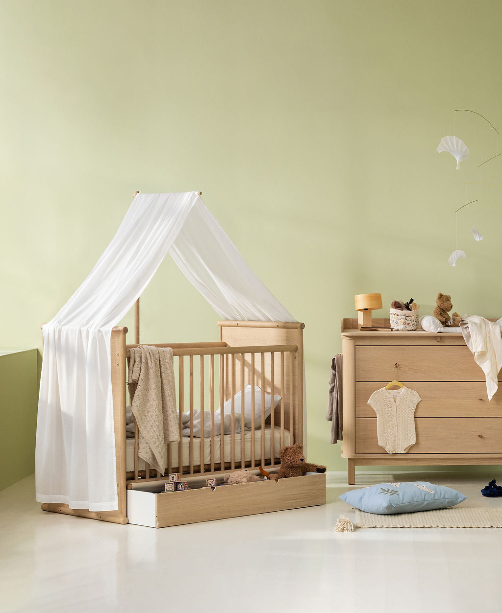 Oliver Furniture Babybett mit Betthimmel Camp Novel in skandinavischem Stil.