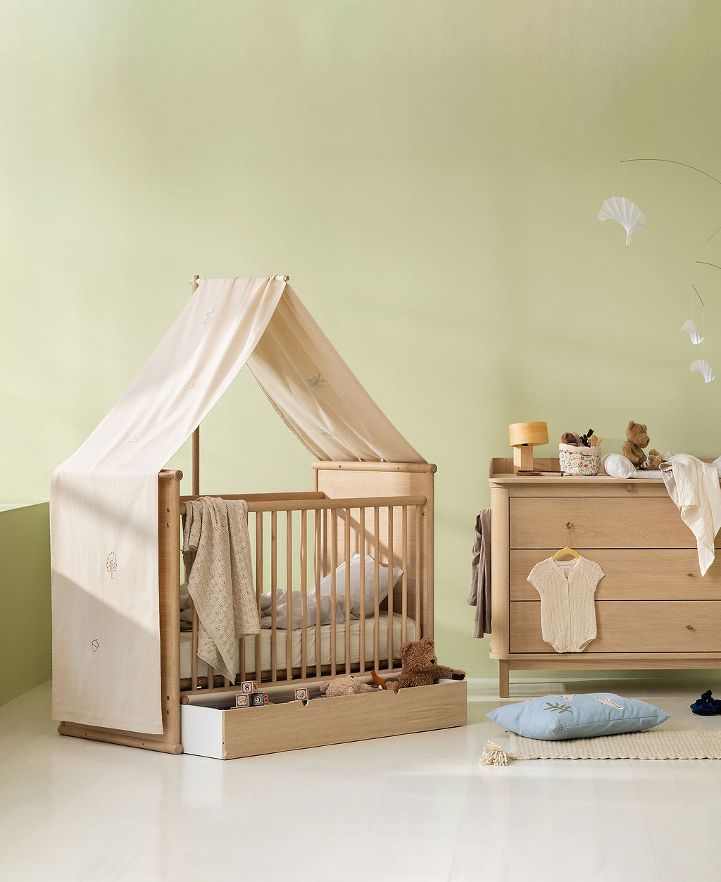Camp Novel Betthimmel für das Babybett mit Eichenmotiv.