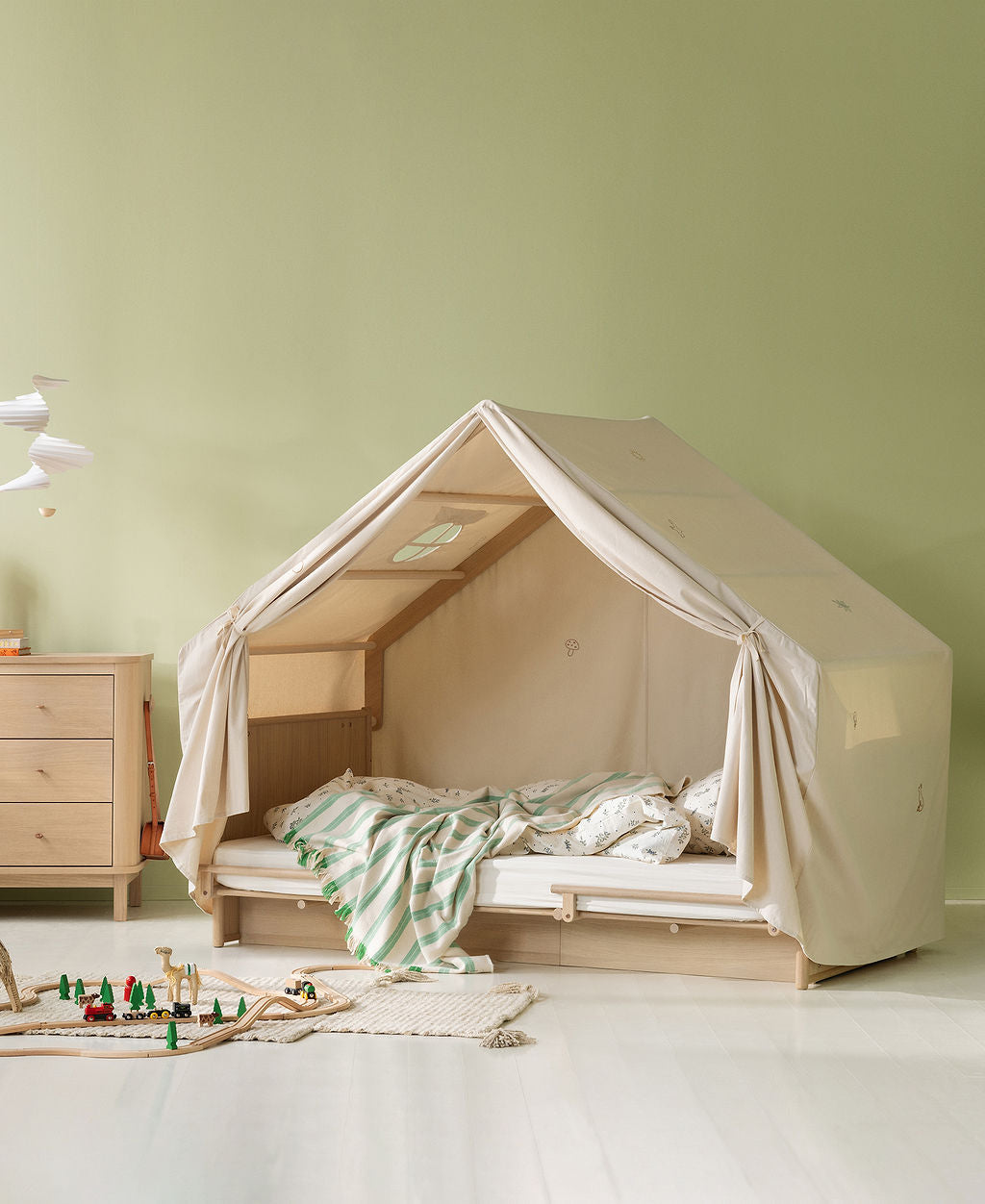 Camp Novel Juniorbett mit Betthimmel in skandinavischem Stil.