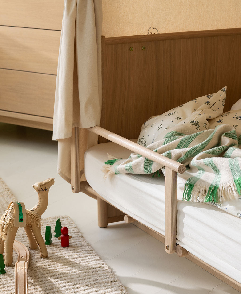 Detailaufnahme des Camp Novel Rausfallschutzes von Oliver Furniture.