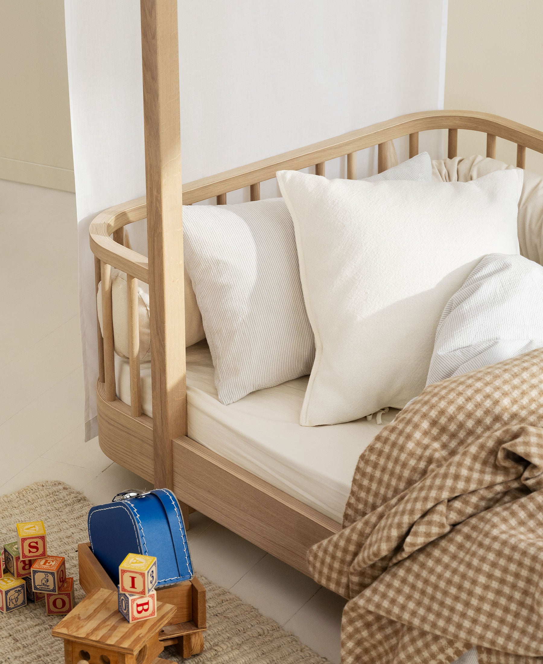Detailaufnahme des Wood Original Hausbetts aus weiss geölter massiver Eiche