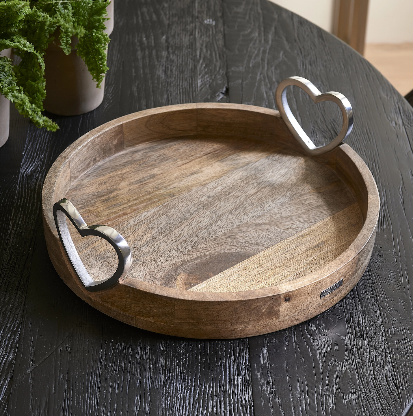Pretty Hearts Serving Tray von Rivièra Maison mit herzförmigen Aluminiumgriffen