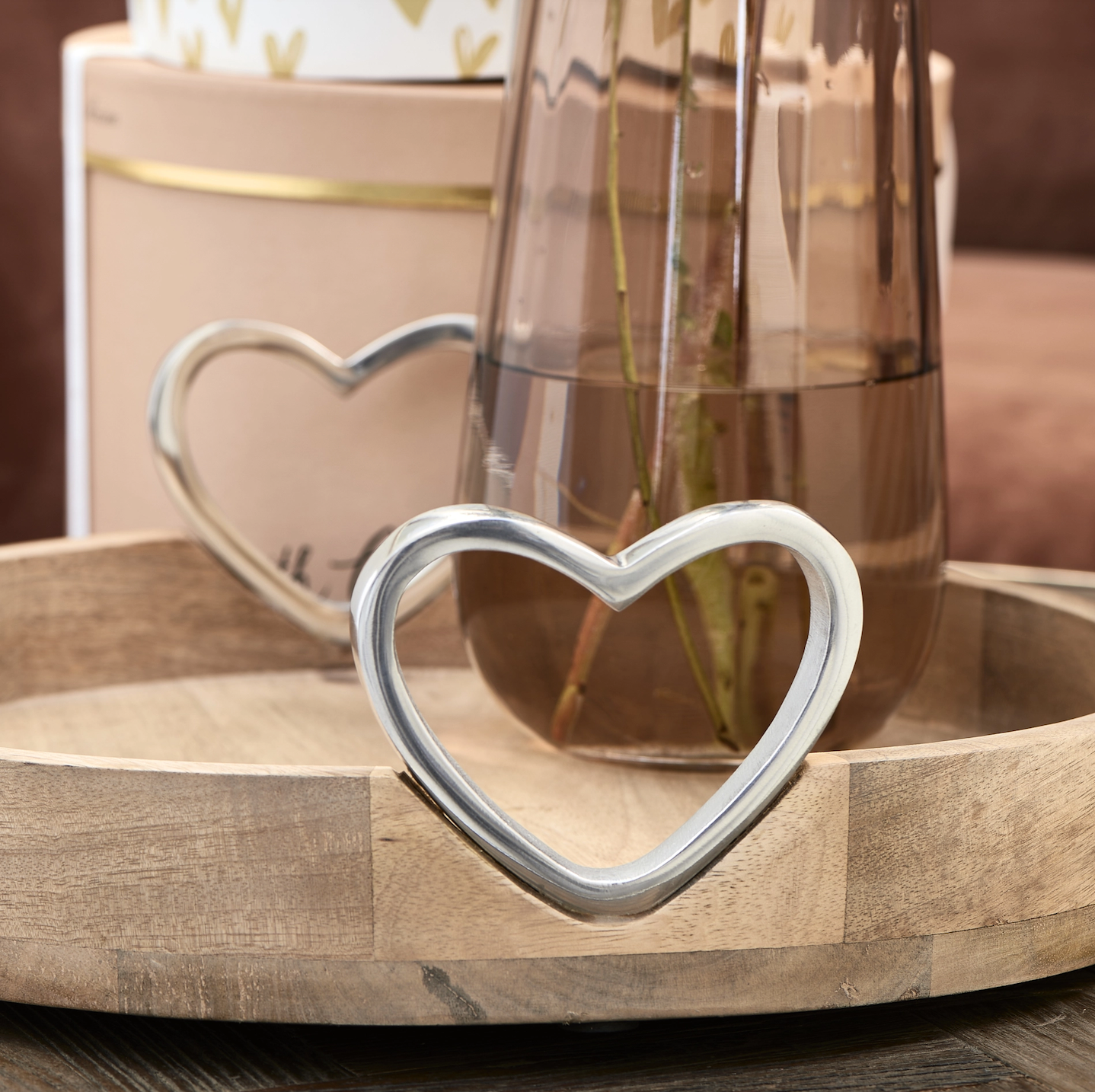 Detailaufnahme der herzförmigen Aluminiumgriffe am Pretty Hearts Serving Tray