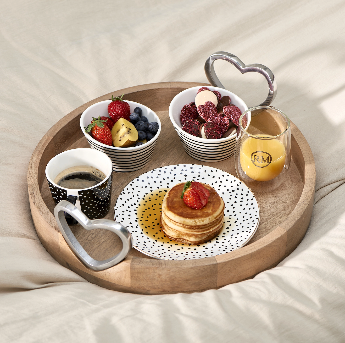 Rivièra Maison Tablett Pretty Hearts mit natürlichen Holzmaserungen
