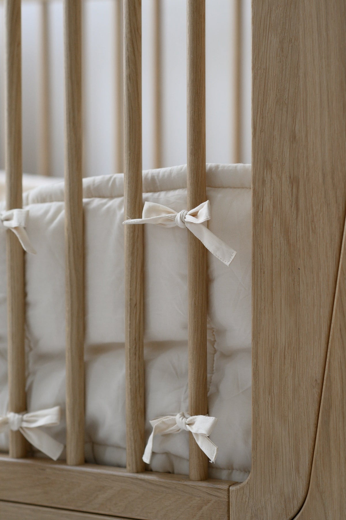 We Are Bitte Bed Bumper in Sandbeige mit Bezug aus 100 Prozent Bio-Baumwolle