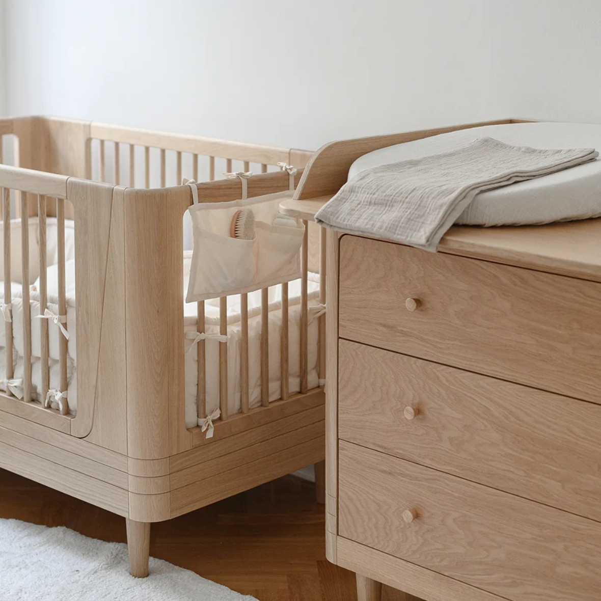 We Are Bitte Nature 2.0 Babybett aus Eiche mit abgerundeten Seitenteilen und natürlicher Holzmaserung