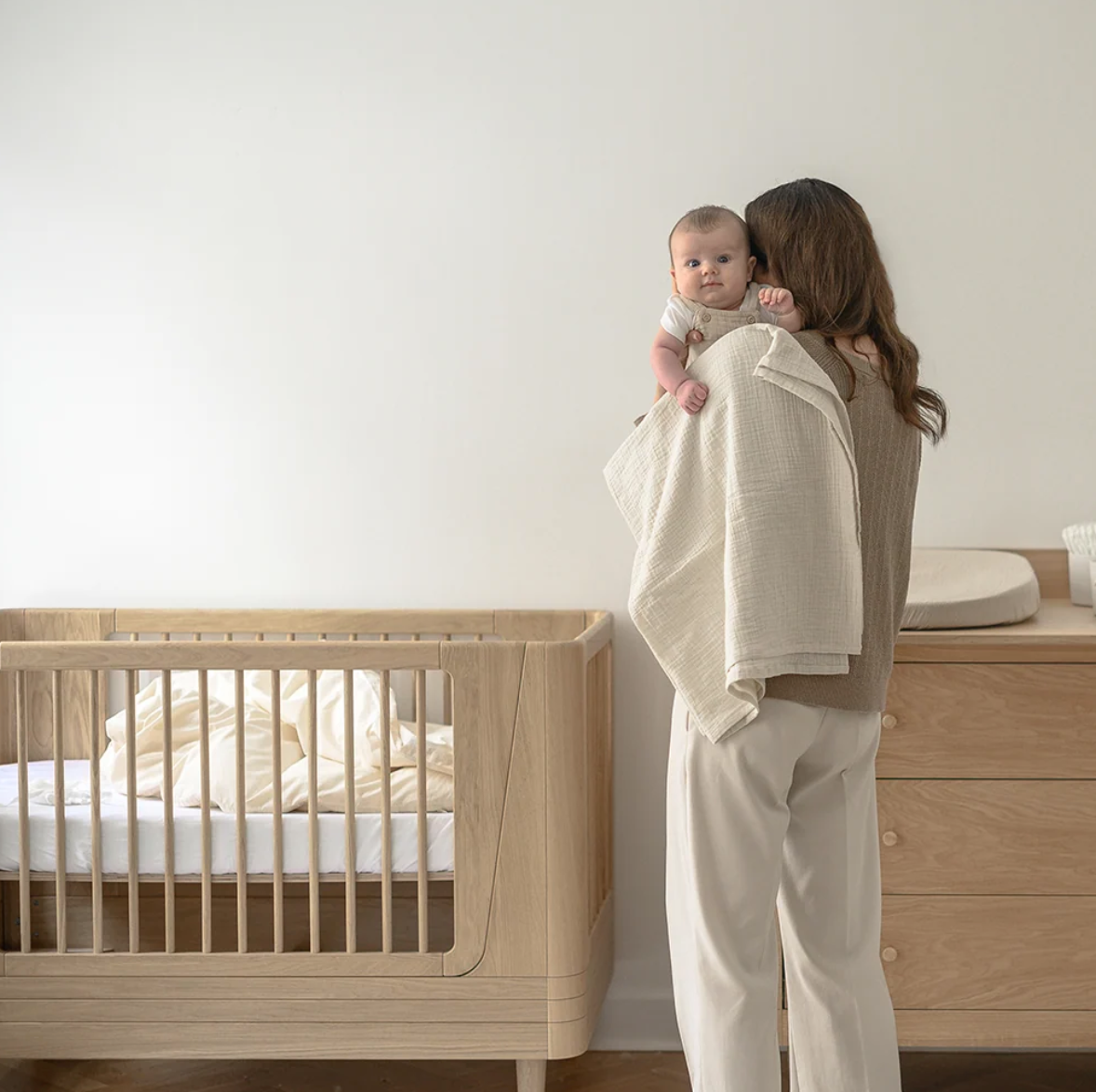 We Are Bitte Babybett Nature 2.0 120 x 68 cm mit höhenverstellbarem Lattenrost